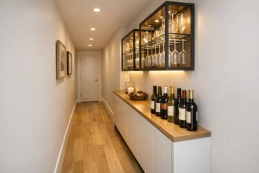 Cómo aprovechar pasillos estrechos para crear zonas de almacenaje para vino y accesorios Cómo aprovechar pasillos estrechos para crear zonas de almacenaje para vino y accesorios